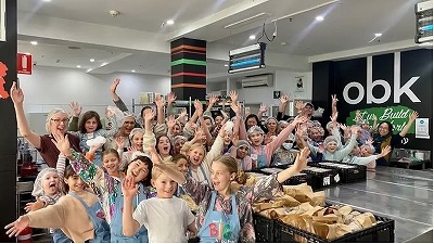 OBKスープキッチンで食品カット作業を行う海外ボランティア参加者